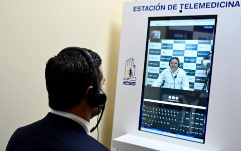 Quito y Cuenca prueban teletriaje para reducir la espera de citas médicas en el IESS.