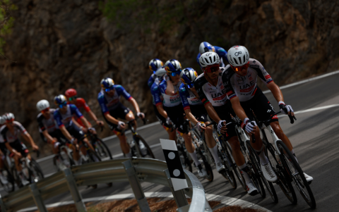 Varios ciclistas durante la séptima etapa de La Vuelta a España, un recorrido de 150 kilómetros que une las localidades de Vall d´Alba (Castellón)-Aramón Valdelinares.
