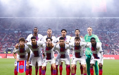 Willian Pacho en la formación de París Saint-Germain.