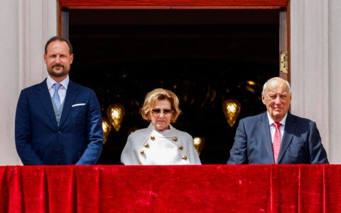 El nuevo rey de Noruega, Haakon VIII (i), junto al recién fallecido monarca Harald V (d) y la reina Sonja (c), en la Plaza del Palacio de Oslo, Noruega, el 6 de junio de 2025.