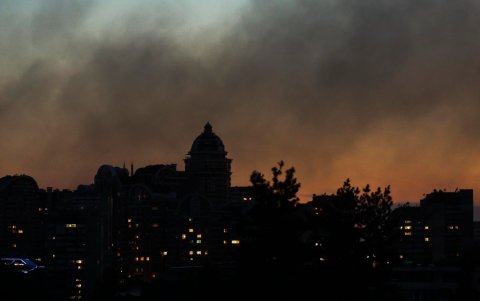 El humo se eleva sobre la ciudad tras un ataque aéreo ruso en Kiev, Ucrania, en una imagen del 20 de agosto de 2026.