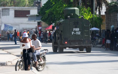 Un vehículo blindado de la Policía de Haití patrulla una calle este jueves, en Puerto Príncipe (Haití).
