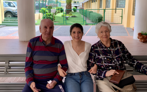Los abuelos comparten un momento familiar marcado por la distancia y la adaptación.