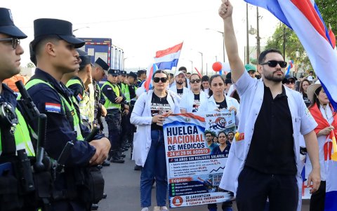 Un grupo de médicos participa en una manifestación en la que exigen dotación en los hospitales y mejores condiciones laborales, en Cambyretá (Paraguay).
