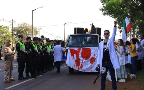 Integrantes de la huelga sanitaria se movilizan hacia el paso fronterizo con Brasil en Ciudad del Este.