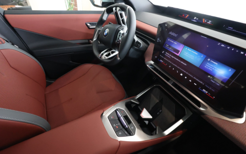 Vista interior del BMW iX3, con sus principales elementos de diseño y tecnología.