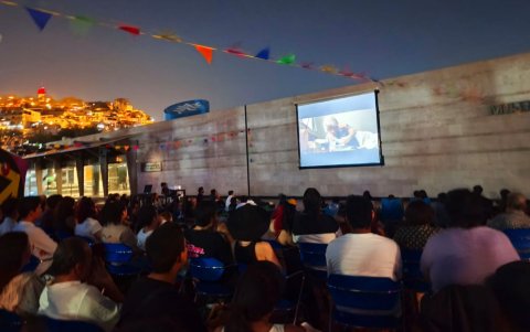 El público guayaquileño en la exhibición Cine al Río, en los exteriores del Maac.