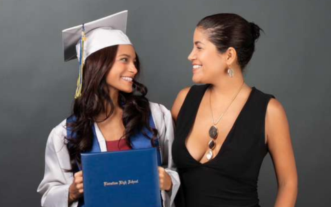 Grace Calero junto a su hija Giulianna en la ceremonia de graduación, antes de ser detenidas.
