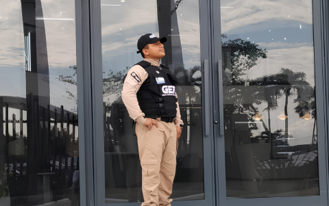 Billy Asencio cumple labores de seguridad en el ingreso del Onco Center de la UEES.