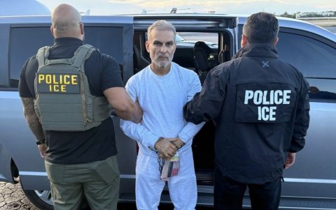Imagen divulgada por el presidente Noboa de José Serrano siendo trasladado al país en vía aérea.