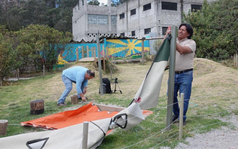 Marcelo Tumipamba, residente y exdirectivo de la Comuna de Santa Clara de San Millán, extiende una especie de carpa sobre el arenero, para los más pequeños.