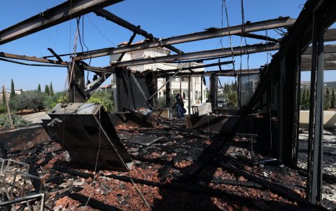 Palestinos observan los daños en una vivienda en la localidad CisjordanIa de Usarin, este domingo.