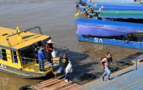 Personas llegan en barco a través del río Mamore en Guayaramerín, en la frontera entre Bolivia y Brasil, departamento de El Beni, Bolivia, el 11 de agosto de 2026.
