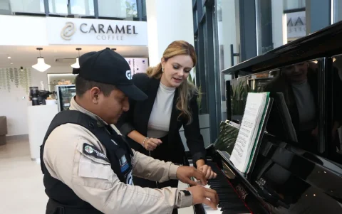 El talento de Billy Asencio frente al piano fue descubierto tras un video grabado mientras interpretaba una canción en el Onco Center de la UEES