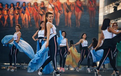 El ensayo de las candidatas a Miss Ecuador en Salinas se cumplió en la pasarela en donde hoy en la noche desfilarán por la corona