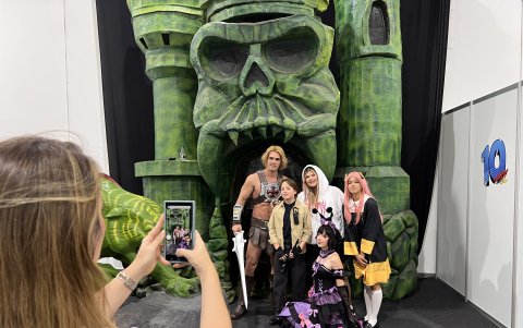 Un grupo de asistentes se toma foto en una estructura inspirada en Masters of the Universe