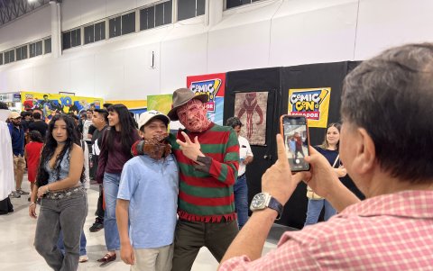 Fanáticos también se toman fotografías con otros asistentes que lucen vistosos disfraces.