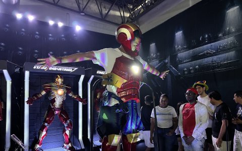 Un disfraz de Iron Man era atracción para quienes buscaban una fotografía.