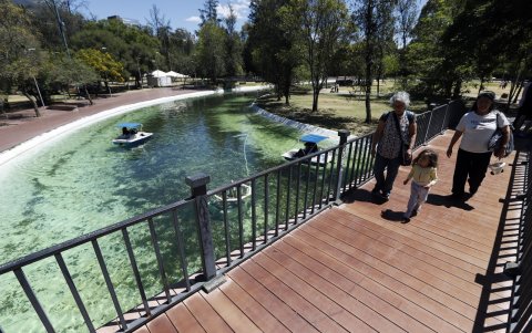 La laguna de La Carolina forma parte de sus espacios naturales y recreativos, donde visitantes encuentran un lugar para descansar y caminar.