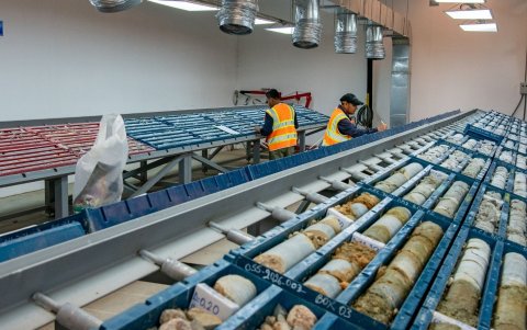 Técnicos de Fruta del Norte evalúan el potencial aurífero de los testigos (muestras) de roca que traen de sus labores de exploración.
