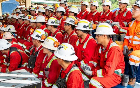En Fruta del Norte operan hasta 200 trabajadores simultáneos por turno.