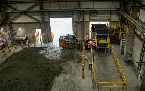 Cúmulo de material mineral listo para transporte.