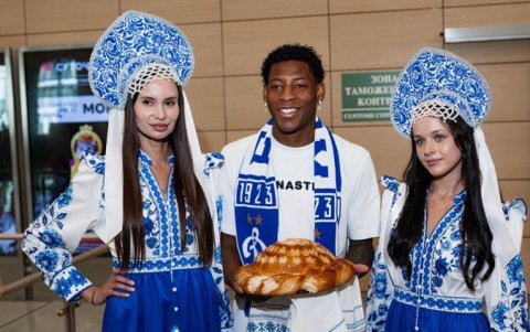 Con el tradicional karavái en sus manos, Gonzalo Plata vivió su primera bienvenida como jugador del Dinamo Moscú.