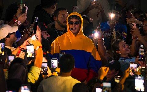 Beto al cantar Tonada por ella en las gradas.