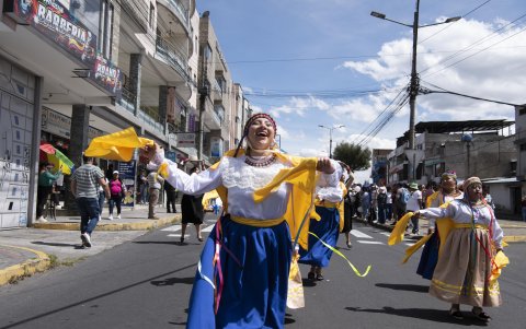 El desfile de las Fiestas del Maíz llenó Sangolquí de color, música y tradiciones, atrayendo visitantes de Quito y otras ciudades.