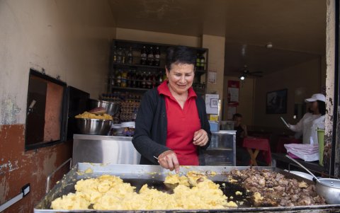 Hornado, tortillas y otros sabores tradicionales acompañan las Fiestas del Maíz, mostrando la riqueza gastronómica de Rumiñahui a visitantes y turistas.