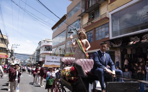 Reinas de distintas ciudades participaron en el desfile de Sangolquí, que mostró la diversidad cultural y turística de Rumiñahui durante sus fiestas.