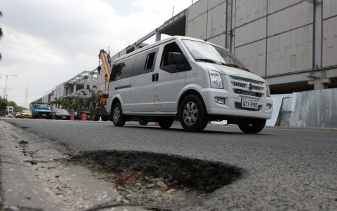 Baches e imperfecciones en las vías de La Aurora.