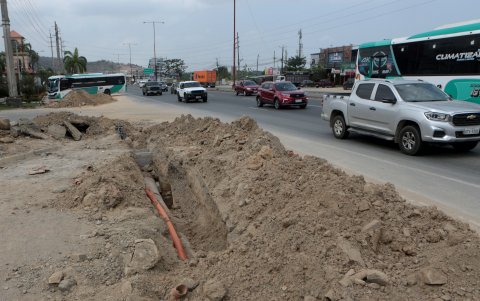 Algunos tramos son interrumpidos por desechos de construcción o aceras dañadas.