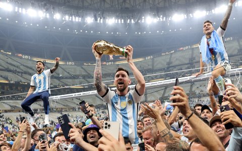 Lionel Messi (c) alza el trofeo del campeones del Mundial de Qatar 2022 .