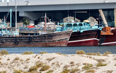 Los dhows tradicionales comerciales utilizados en el Golfo Pérsico están anclados frente a la costa de Dubái, Emiratos Árabes Unidos, el 27 de agosto de 2026.