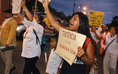 Habitantes de Montañita marchan con velas y carteles en memoria de Mónika Silva.
