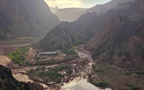 Los daños tras las inundaciones repentinas en el Parque Nacional del Gran Cañón con 15 desaparecidos y decenas de evacuados.
