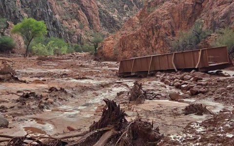 Las violentas corrientes de agua e intensas lluvias arrastraron rocas y destruyeron puentes en Phantom Ranch.