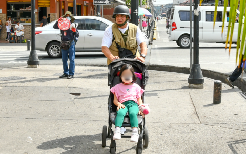 Edwin Solano acompaña a su hija con AME rumbo al Hospital del Niño Francisco de Icaza Bustamante para recibir la dosis de Nusinersen.