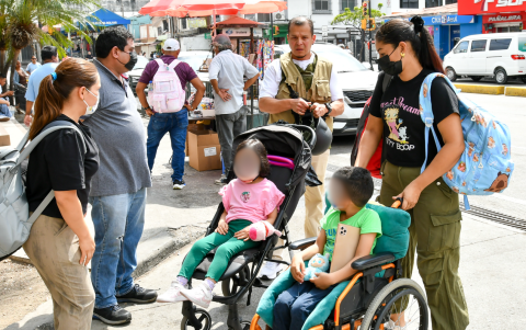 Familias acompañan a niños con AME en Guayaquil tras el reinicio de su tratamiento.
