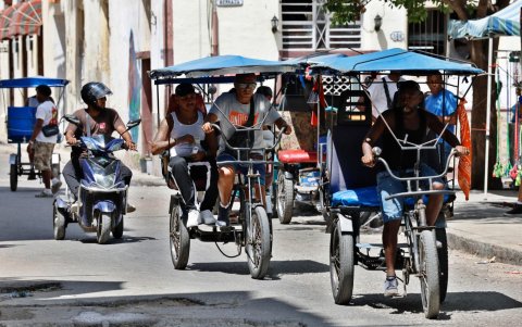 Personas se transportan en bicitaxis el 26 de agosto de 2026 en La Habana (Cuba).