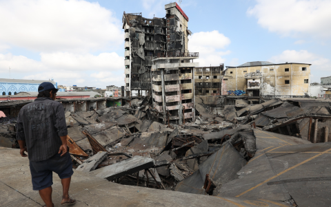 La destrucción del edificio donde funcionó el centro comercial Multicomercio pone en riesgo a quienes viven y trabajan en el centro-sur de Guayaquil.