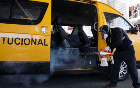 Los conductores de Furgoplanta llevaron sus unidades al Colegio San Francisco de Sales en Quito. Fumigaron las unidades, el 31 de agosto 2026.