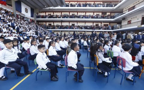 Estudiantes regresaron a las aulas este 1 de septiembre en Quito, mientras autoridades municipales inauguraron oficialmente el año lectivo 2026-2027.