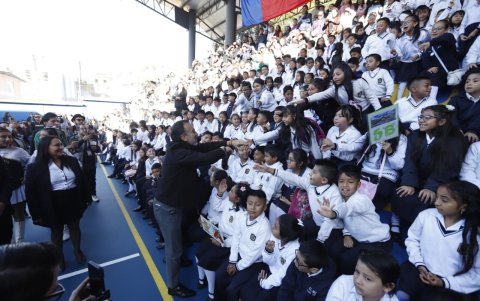 Pabel Muñoz participó en el inicio del año lectivo y habló sobre las dificultades que enfrenta Quito para invertir en educación municipal.
