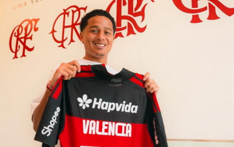 Anthony Valencia posa con la camiseta del Flamengo tras ser anunciado como nuevo refuerzo del club brasileño.