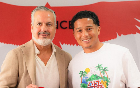 Anthony Valencia, con la camiseta del Flamengo en sus manos, durante el anuncio de su llegada al equipo brasileño.