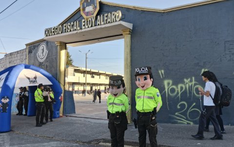La Policía Nacional estuvo presente en el colegio fiscal Eloy Alfaro como parte del Plan Escudo para reforzar la seguridad durante el regreso a clases.