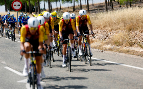 Ciclistas compiten durante la décima etapa de la Vuelta a España, este martes, en Alcaraz, Albacete.