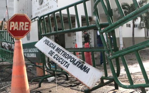 Escombros ocasionados por la detonación de un vehículo cargado con explosivos este 1 de septiembre de 2026 en Los Patios (Colombia).